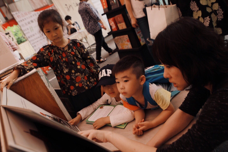 今(5)日於昔日台北最著名的舊書街「牯嶺街」舉辦「春日晒書市集」，小朋友認真看書模樣。   圖：中華文化總會/提供