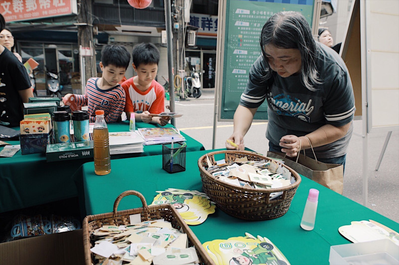 生活手作區以城南區經營已久的唐青古物商行為核心，透過手作，讓參與者感受手作的創意與充實感。   圖：中華文化總會/提供