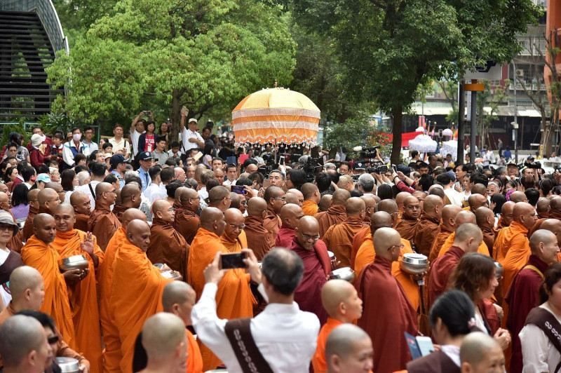 遶境賜福活動除了聚集了多地的佛教僧團長，亦吸引了大批信眾參加。   圖：翻攝新北市政府新聞局