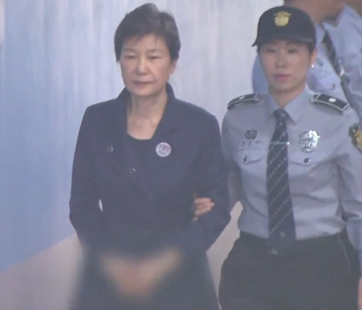 南韓矯正當局今天透露，前總統朴槿惠因腰部疼痛，已於今天上午被送到醫院接受治療。(資料照片)   圖：翻攝自YOUTUBE