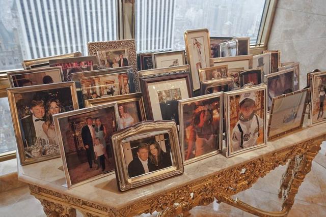豪宅是內的桌子上放著他和家人的照片。   圖：翻攝自家居裝修志