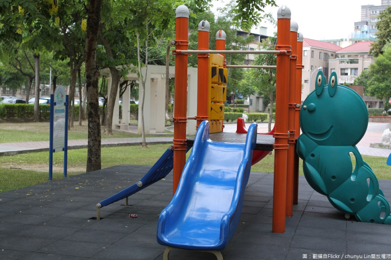 台中的北屯兒童公園面積有5公頃，戶外兒童遊樂設施，像溜滑梯、盪秋千、搖搖馬等，室內有兒童館、人工湖、少棒場、網球場等設施，是一座動靜皆宜的親子公園。   圖：翻攝自Flickr／chunyu Lin開放權限