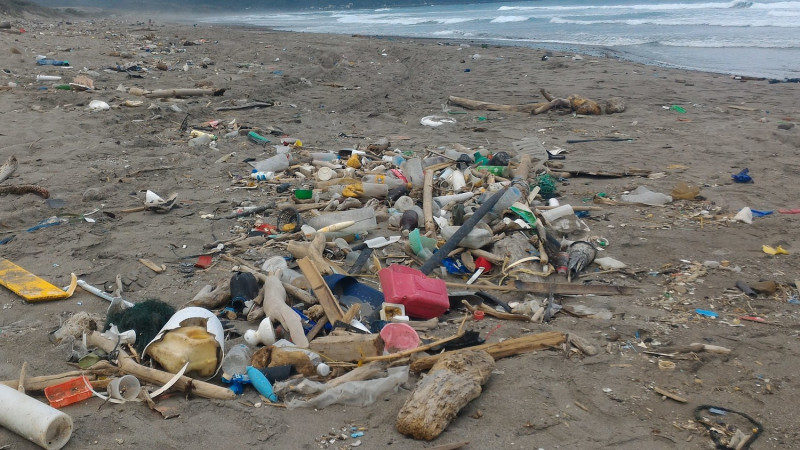 垃圾遍佈的台灣海灘。   圖：邱智淵/攝