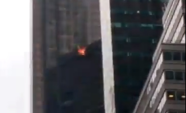 網友上傳影片川普大廈50樓火災，烈焰從窗口竄出。   圖/翻攝自Michael J Lukiman推特