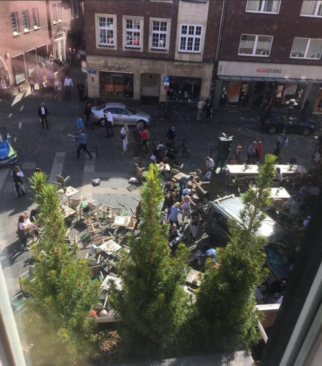 德國人口30萬大學城明斯特市中心驚傳廂型車衝撞人群，造成3死20傷，3名死者包括凶嫌在內。   圖/翻攝自RTL Nieuws推特