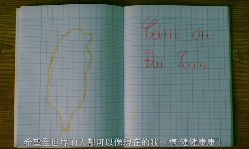 台灣醫療團隊與越南女孩阿巒共同與病魔奮鬥的故事被拍成微電影——「阿巒的作文課」。   圖：截圖自阿巒的作文課