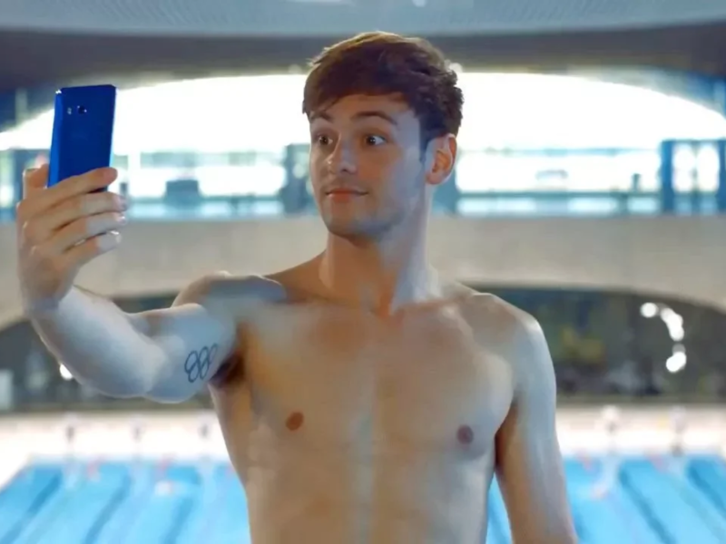 宏達電在英國推出的U11手機廣告，是以英國跳水選手戴利（Tom Daley）為主角，影片中他爬上10公尺高的跳水台，手拿U11自拍跳水。   圖：翻攝自Youtube