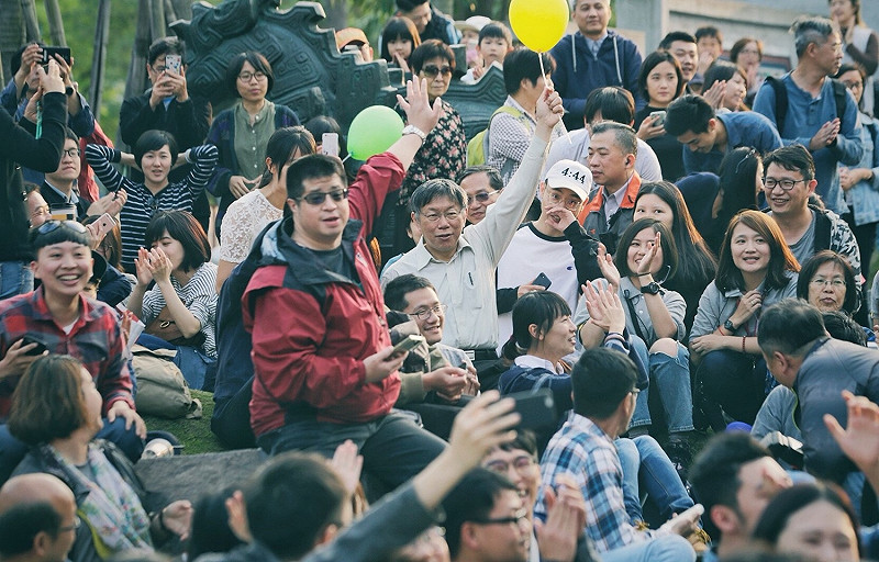 台北市長柯文哲（中）也中途意外現身，坐在草地上聽歌，讓民眾驚呼連連。   圖：中華文化總會/提供