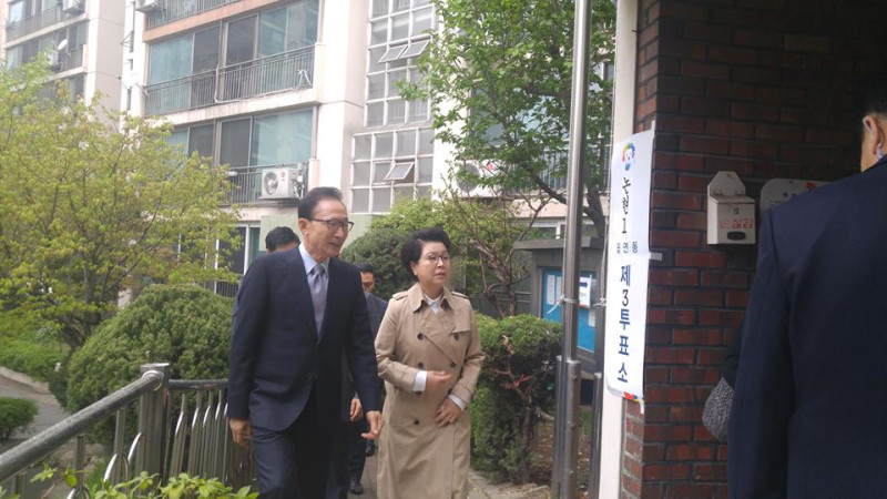 韓國前總統李明博（左起）因涉貪將面臨14項罪名起訴，連帶其妻子金潤玉也遭調查，可能遭移送法庭。   圖：翻攝李明博臉書