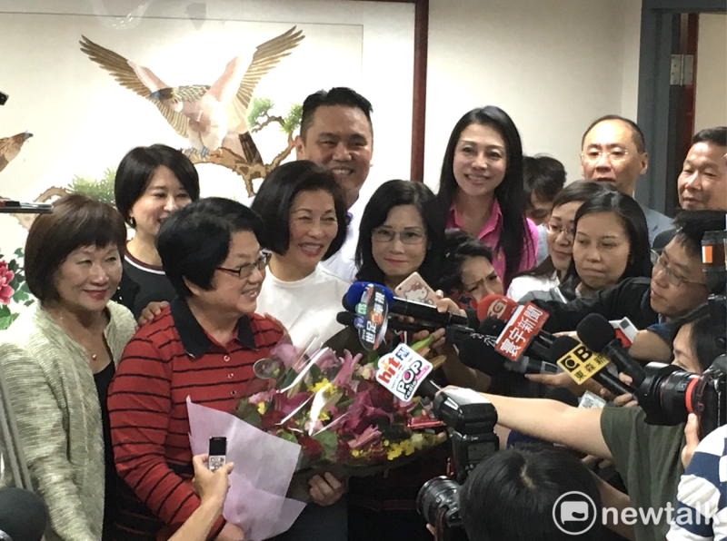 資深台北市議長吳碧珠今日證實，將退休不再參選，同黨人士表達不捨。   圖：周煊惠 / 攝