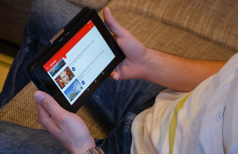 即便 Youtube 標明需年滿 13 歲才可使用平台，但在今日卻傳出多個消費者權益團體控訴，表示 Google 利用未滿 13 歲孩童個資大量獲利。   圖：翻攝自Pexels
