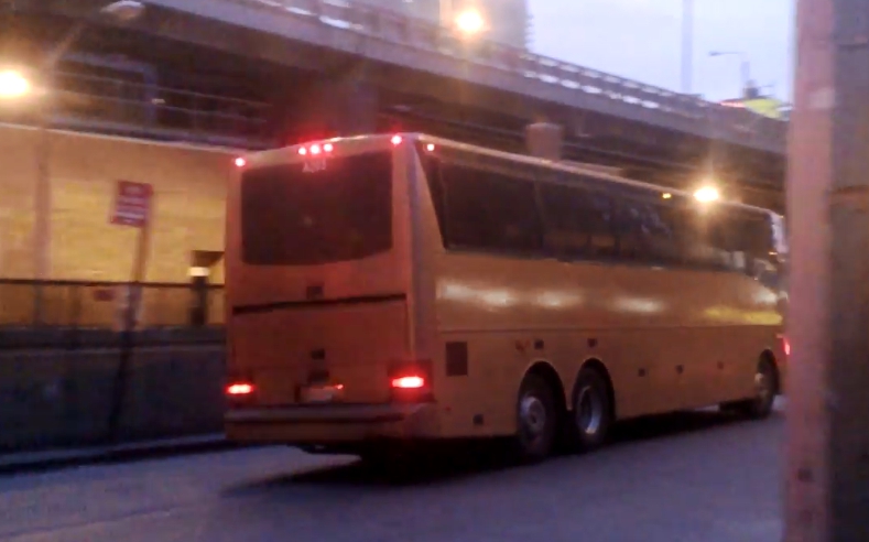 美國紐約在當地時間８日晚間一輛雙層巴士行駛在長島的公路上時，因為沒有注意限高，穿過一座空橋時不幸撞上，車頂鋼架被撞的扭曲變形，車43人不幸受傷，其中有5人傷勢嚴重、1人生命垂危。(雙層巴士示意圖)   圖：翻攝自youtube