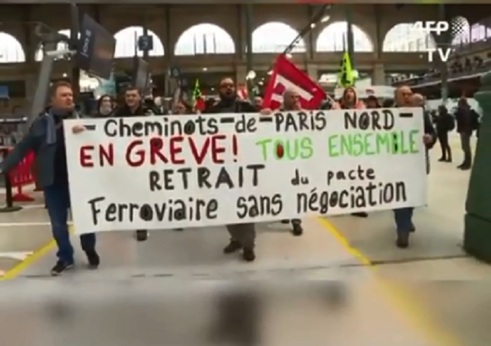 法國國鐵員工上週開始的滾動式罷工持續進行，公司至今損失近1億歐元（約新台幣36億元）。   圖：翻攝youtube