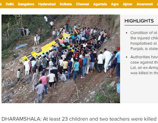 印度北部發生校車翻落山谷意外，造成30人死亡，其中有27名是13歲以下的兒童。   圖：翻攝《印度時報》