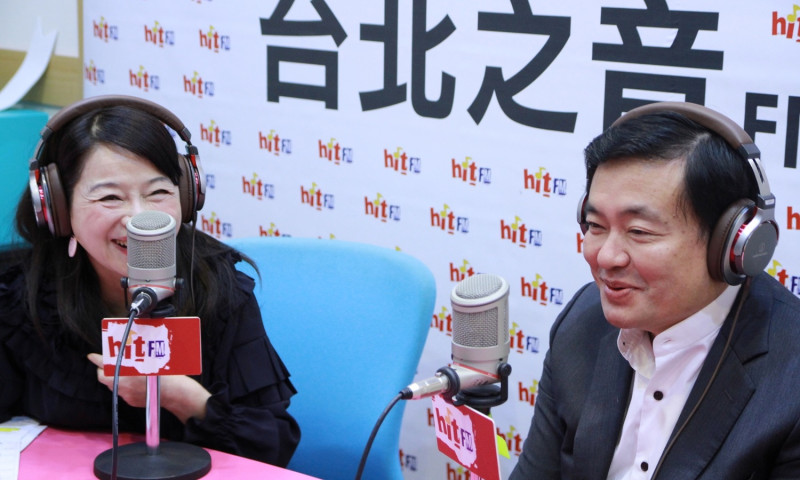 民進黨秘書長洪耀福10日接受電台節目主持人周玉蔻訪問。   圖片來源：Hit Fm《蔻蔻早餐》製作單位提供