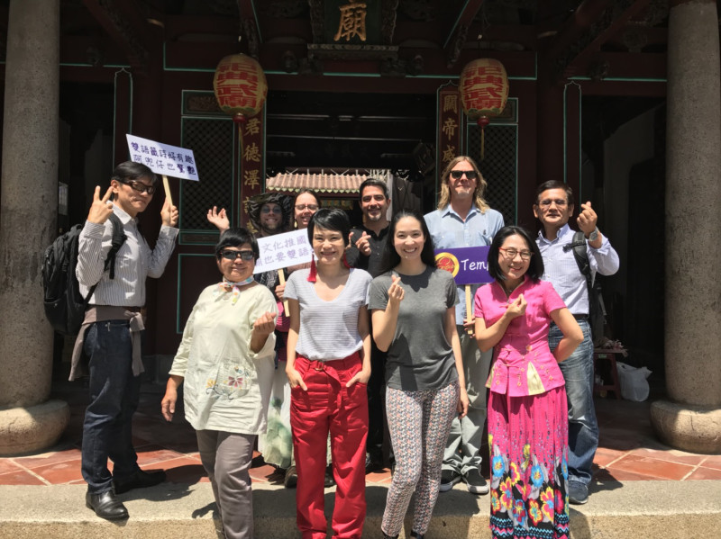 今年(107)更邀請外籍專業人士，以外國人的角度撰寫導覽解說內容，提升寺廟雙語服務，讓台南寺廟文化之美推向給全世界人認識。   圖：台南市政府提供