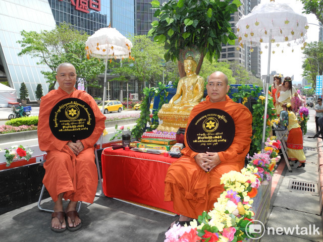 今年潑水節邀請南傳佛教高僧到場，為民眾灑淨祈福。   圖：王峻昌/攝