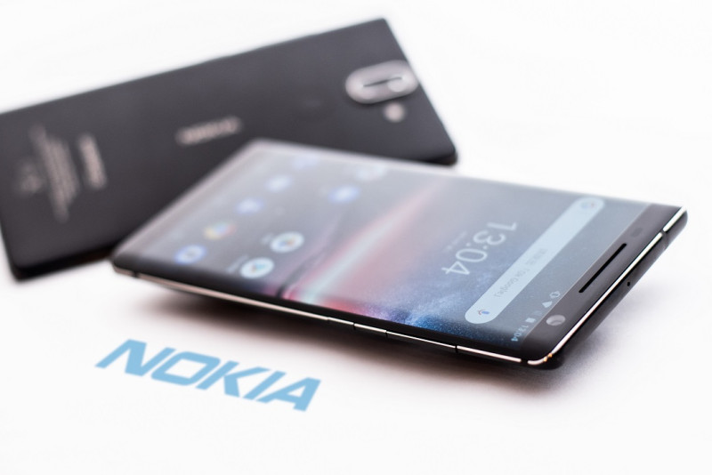 諾基亞（Nokia）手機的新東家HMD Global今（10）日宣布在台灣正式推出限量版Nokia 8 Sirocco ，Nokia 8 Sirocco限量版「鉑耀黑」單機建議售價為新台幣20,990元，比起先前在MWC公布的750歐元（折合台幣約2萬7千元）親民不少。   圖：NOKIA/提供