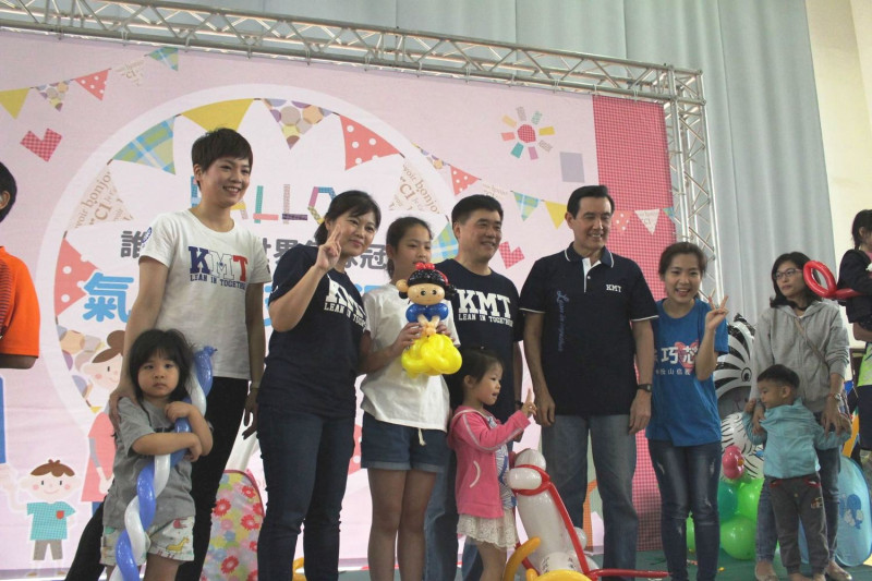 上週兒童節時，馬英九、郝龍斌出席由徐巧芯、鍾沛君、游淑慧舉辦的摺氣球活動。   圖：翻拍自徐巧芯臉書