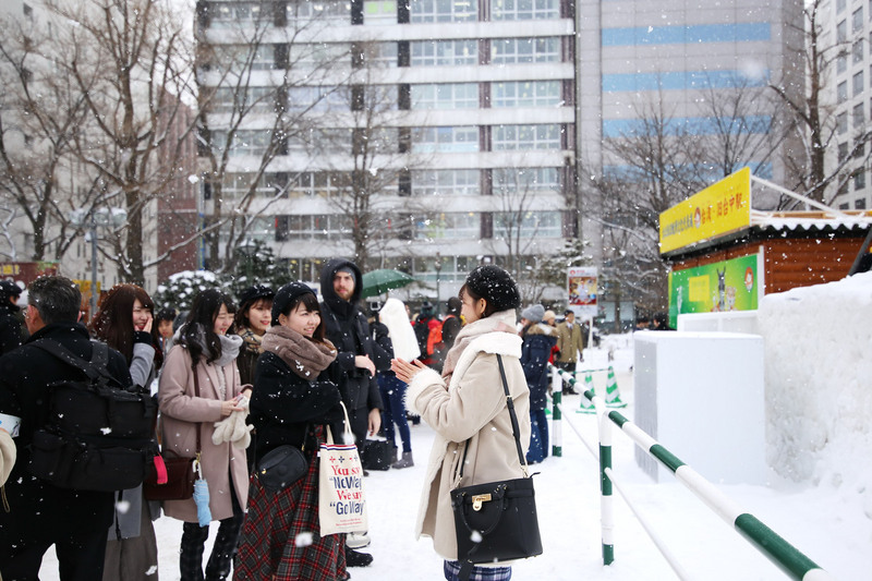 日本對無分日籍或外籍的出境人士，徵收每人1000日圓（約新台幣272元）的新稅法案，11日在參議院正式通過，定明年1月7日起開徵。圖為參觀日本札幌雪祭的遊客。   圖：中央社