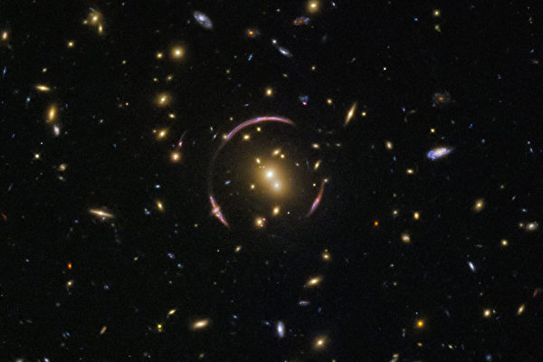 昨日NASA又再度捕捉到另一個SDSS J0146-0929星系團。   圖：翻攝自 NASA
