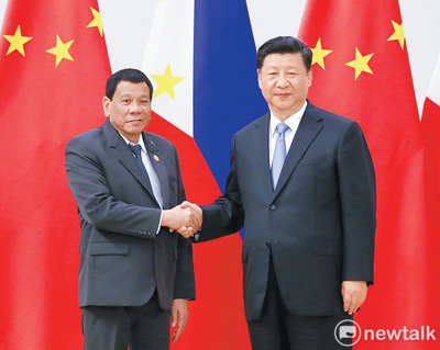 杜特蒂2016年就任菲律賓總統以來，中國軍艦兩度造訪。   圖：翻攝自新華社