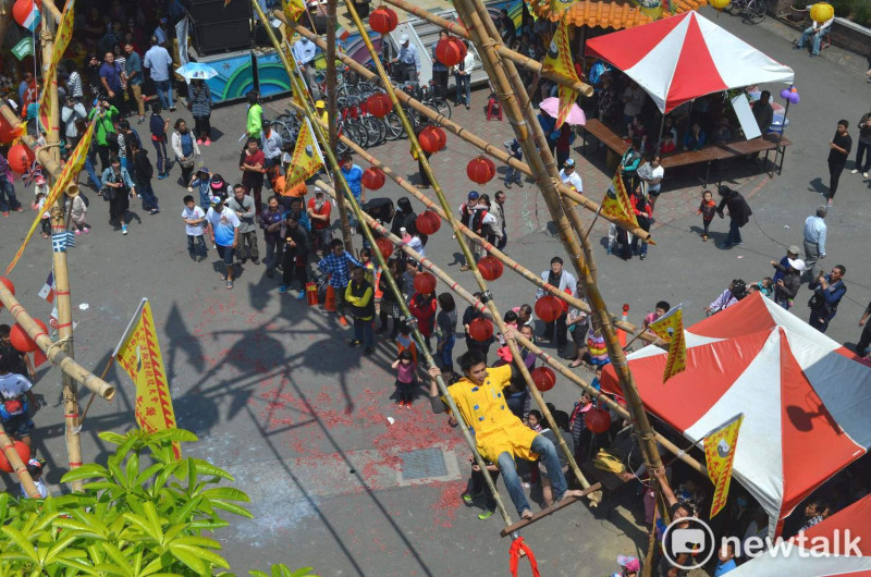 嘉義市下路頭高空盪鞦韆活動，被喻為最傳統的極限運動。   圖：蔡坤龍/攝
