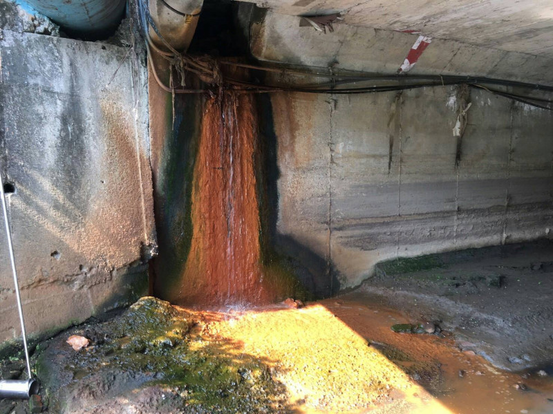 鳳山溪上游時常受到廢水汙染，去年12月有業者排放廢酸液至溪中，今日又查出皮革工廠違法汙染溪水。 (資料照片)     圖：高雄市環保局/提供