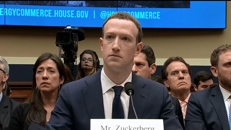 臉書創辦人祖克柏11日繼續赴美國國會作證，坦承臉書擋不了所有的不法廣告。   圖：翻攝CNBC NEWS臉書直播