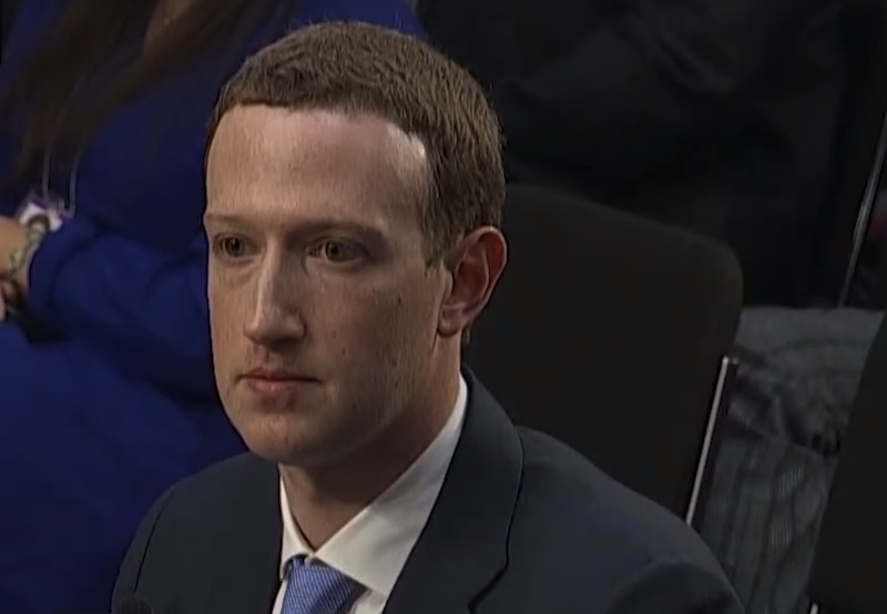 昨（14）日，臉書宣布暫時撤下約200個四年前曾接觸大批用戶資料的軟體，並進行徹底調查。圖為臉書公司執行長祖克柏（Mark Zuckerberg）。   圖：翻攝自前日聽證會直播
