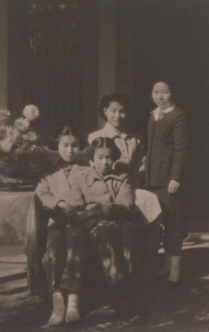 此照片是許世賢四名女兒年少的影像，由左至右分別為文英、博雅、貴英、博英。   翻攝自「永遠的許世賢」