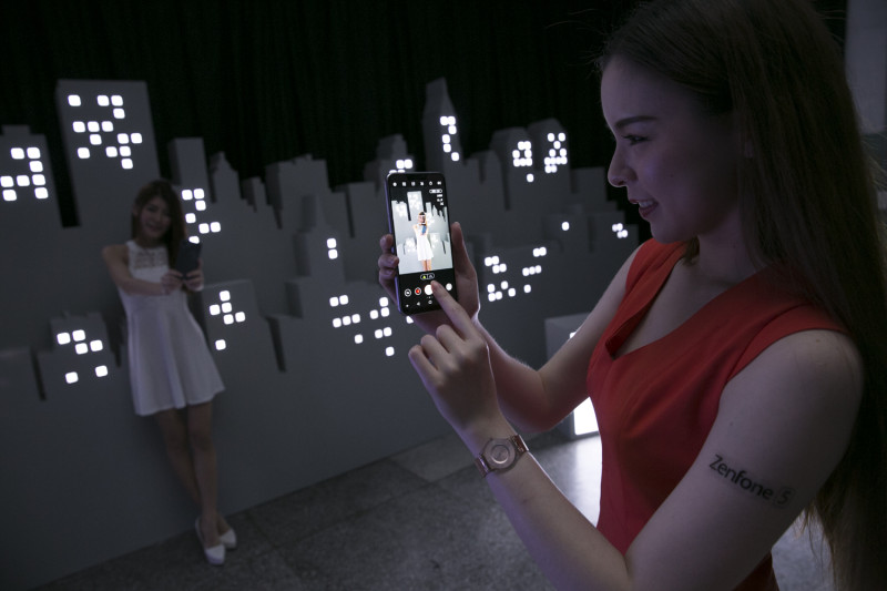 ASUS ZenFone 5主鏡頭採用旗艦級1.4微米Sony  IMX363感光元件及f1.8大光圈，使用者在逆光、夜間或低光源處，也能輕鬆捕捉精彩瞬間。   圖：ASUS/提供