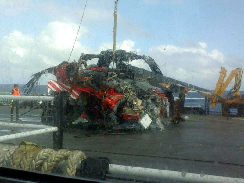台東蘭嶼失聯的空勤編號NA-706黑鷹直升機，今天終於在蘭嶼外海2海浬處，將深達1千多公尺的機體殘骸打撈上船。   圖：民眾/提供