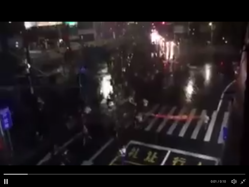 根據影片內容，共有超過百輛車聚集在位於北京西城區的國家廣播電視總局前鳴笛。
   圖：翻攝自吳玉仁Twitter
