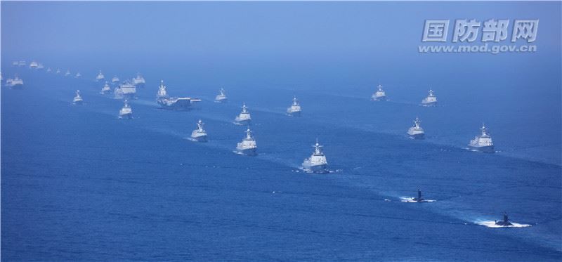 共軍舉行海上閱兵，共出動48艘戰艦、76架戰機及一萬餘名官兵。   圖：翻攝自中國國防部網頁