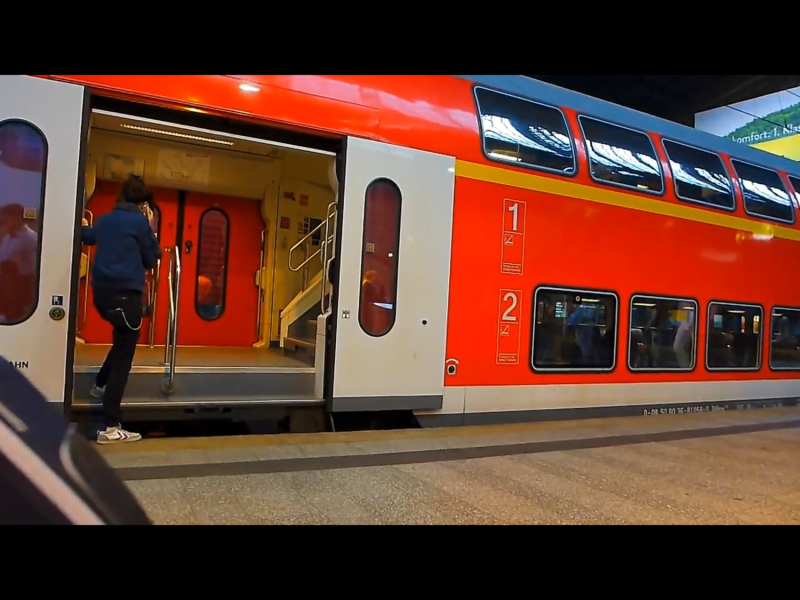 這起血腥的持刀行凶案今天上午10時前後發生在德國第2大城漢堡（Hamburg）最熙來攘往的地鐵車站。（資料照片）   圖：翻攝自Youtube