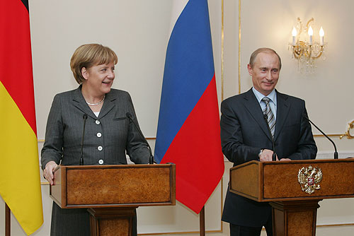 德國總理梅克爾（左）與俄羅斯總統普亭會面時，怕狗的她曾被普亭愛犬嚇到。   圖：翻攝維基網站/克里姆林宮