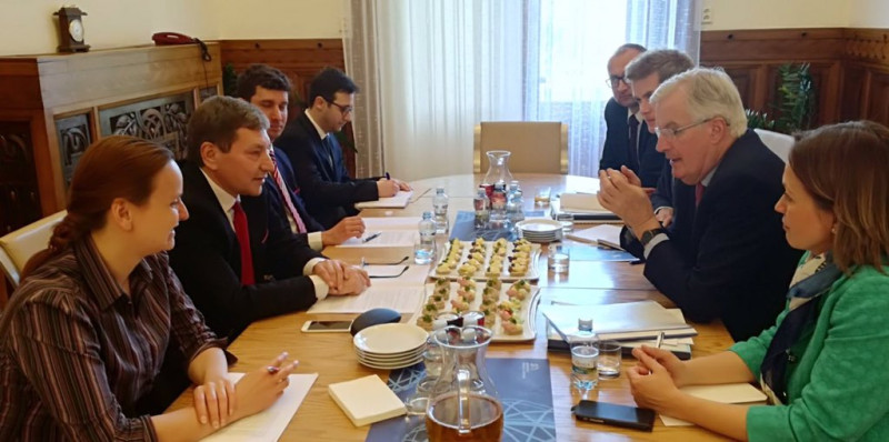 歐盟負責英國脫歐事務談判的首席代表巴尼爾（右排右二）12在布拉格舉行會議，再度討論英國脫歐談判事宜。   圖：翻攝巴尼爾推特
