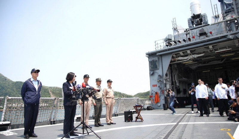 總統蔡英文今（13）日前往蘇澳軍港，首度搭乘基隆艦出海進行戰備抽測。   圖：軍聞社/提供