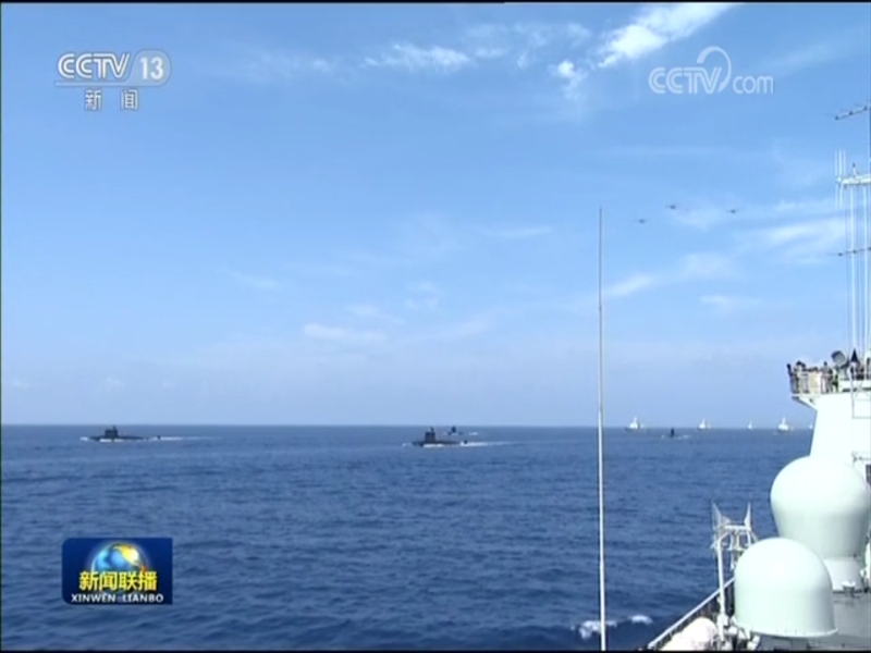 中國近來在台灣附近海域的演習，意味中國日漸失去耐心。圖為剛落幕的解放軍南海閱兵，數艘潛艦加入操演。   圖：翻攝自央視畫面