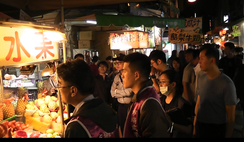 台北市市場處昨至士林夜市稽查，已不見坑殺旅客攤販。   圖 : 台北市市場處/提供
