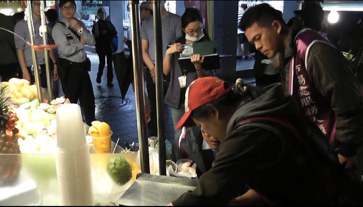 台北市市場處呼籲現切水果業者應正視觀光客消費權益，避免再以投機取巧方式謀取不合理利潤。   圖 : 台北市市場處/提供