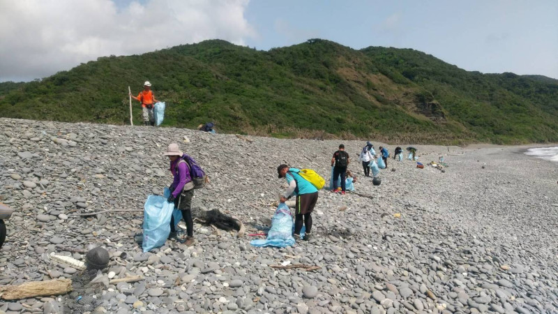 統計寶特瓶及撿拾各類塑膠垃圾3,511件，重約500公斤，集中後逐一分類回收。還給海洋一片乾淨的沙灘。   圖：屏東縣政府提供
