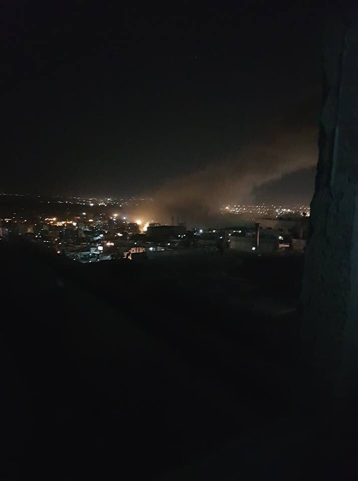 美英法聯軍發動空襲，大馬士革轟炸聲連連，就連夜空都染紅。   圖/翻攝自Steven nabil推特