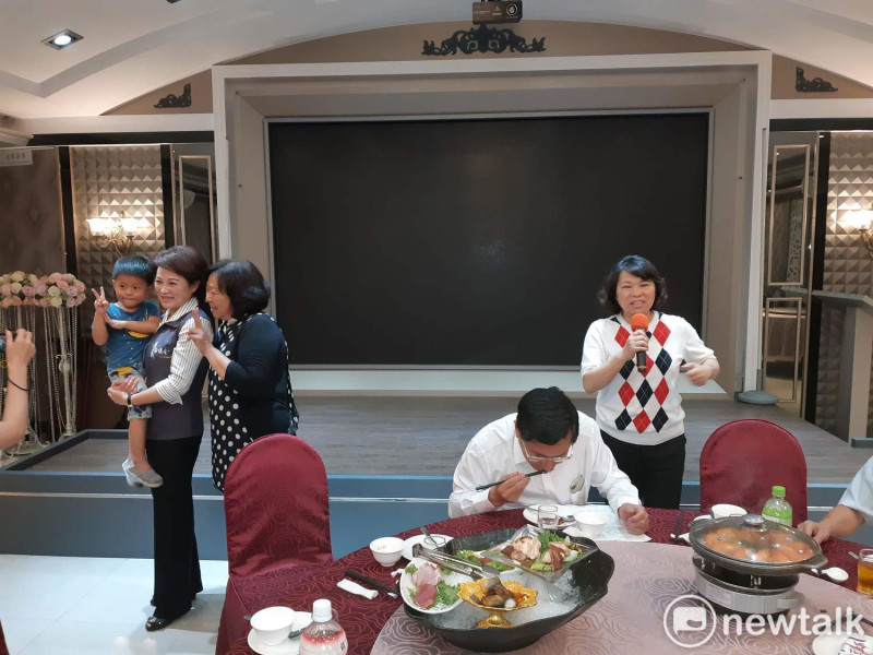 嘉義市長三選將同框，出現「你講話、我吃飯、她拍照」的有趣畫面。   圖：蔡坤龍/攝
