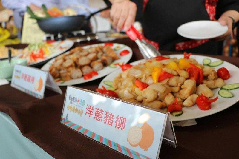 2018 台北傳統市場節活動邀請家政老師特別來自屏東痕恆春香甜的洋蔥，示範各式洋蔥料理，令人看得垂涎三尺！   圖 ：台北市政府提供