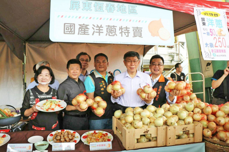 台北市長柯文哲現場試吃洋蔥料理，表示正值產季的蔬菜水果便宜又好吃，邀請市民朋友來花博農民市集採買。   圖 ：台北市政府提供