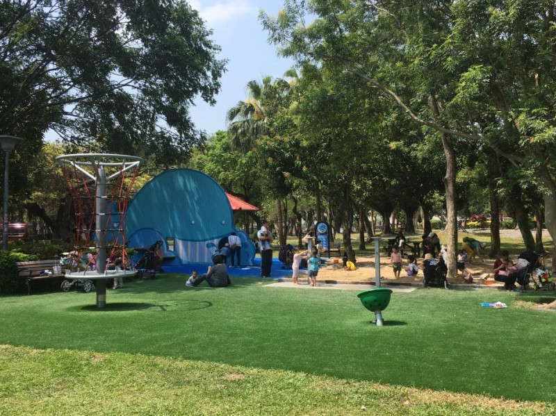 玉成公園可多人同時遊玩的旋轉麻花，如同漩渦般擄獲童心。   圖：台北市政府提供