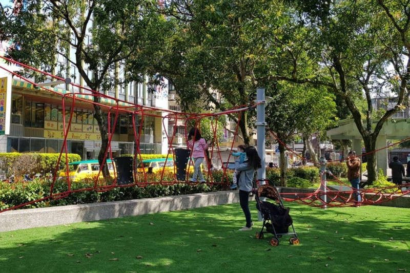 玉成公園的濃密的樹林為理念，設置多樣的挑戰性遊具，提供給小孩們挑戰。   圖：台北市政府提供