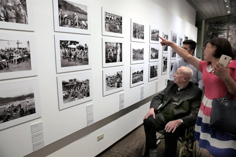 熱愛攝影的畢耀遠神父在展場2樓欣賞為他策畫的《正港愛台灣--神父們鏡頭下的福爾摩沙攝影展》。
   圖:吳尊賢基金會/提供